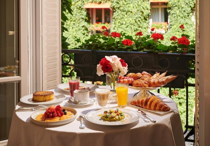 Petit-déjeuner de luxe au Plaza Athénée Paris